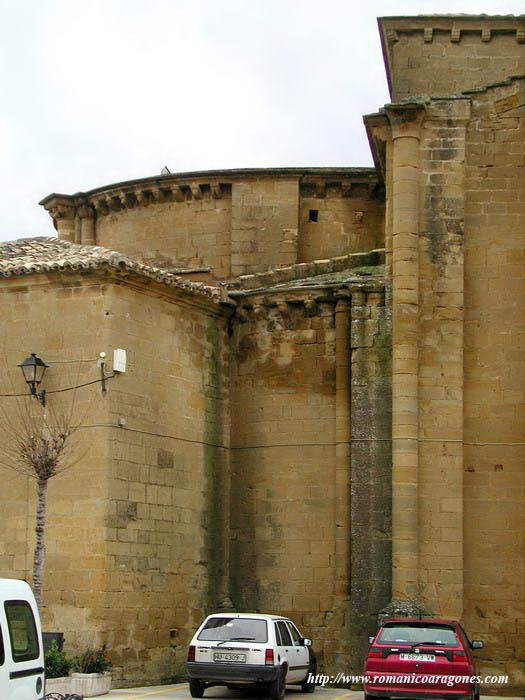 ABSIDE NORTE SEMIOCULTO POR LA SACRISTÍA